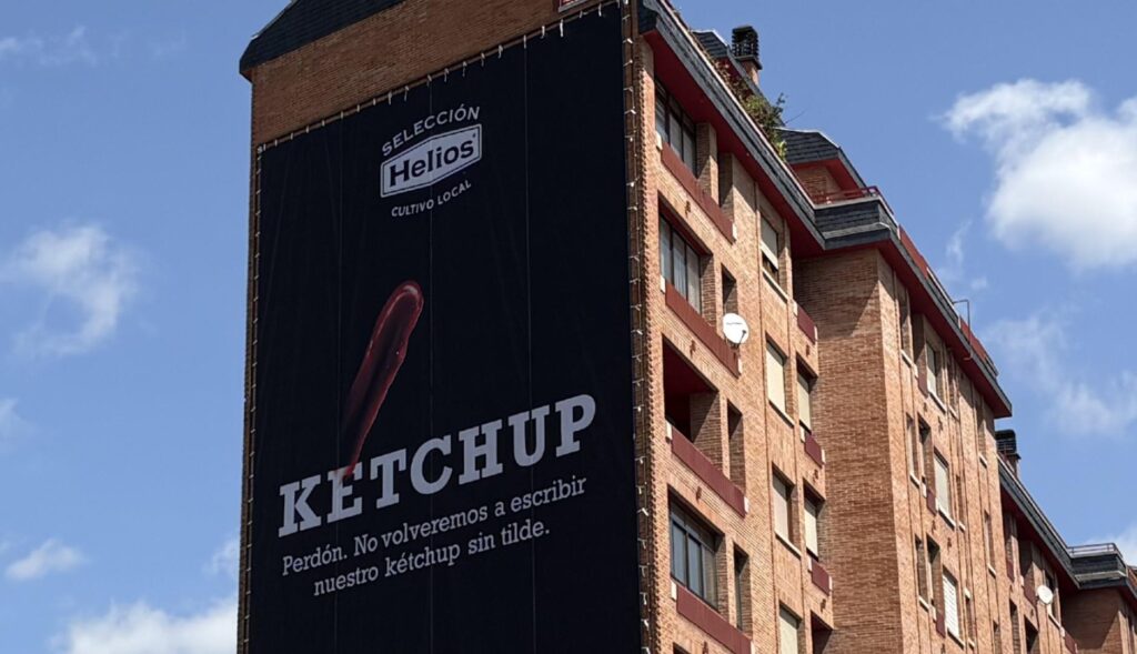 la lona de helios colgada en un edificio de valladolid