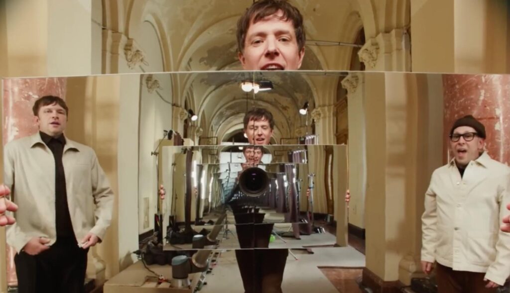 frame del videoclip de ok go con espejos