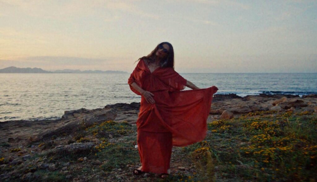 Angela Molina bailando al atardecer