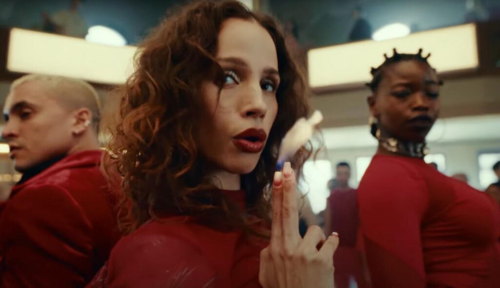 Grupo de personas vestidas de rojo