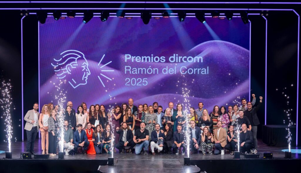 foto de familia de los ganadores en el escenario