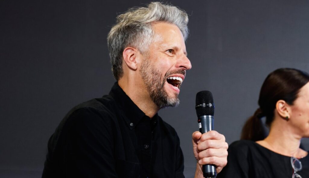 anselmo ramos con un microfono en la mano