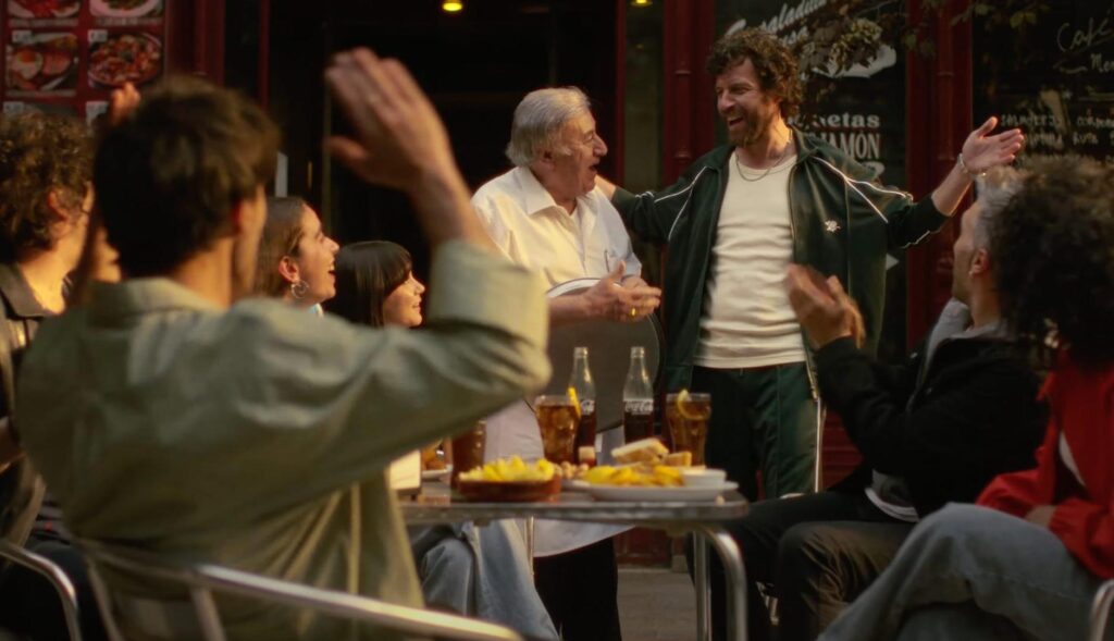 Grupo de amigos en la terraza de un bar