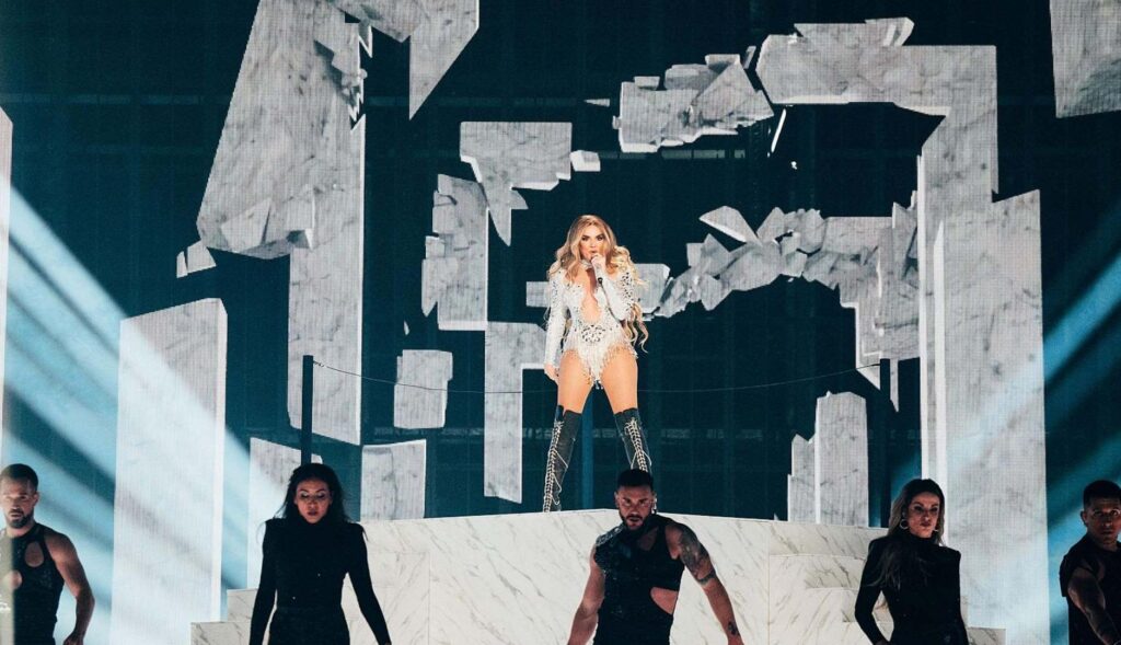 Melody durante su actuación en Eurovisión