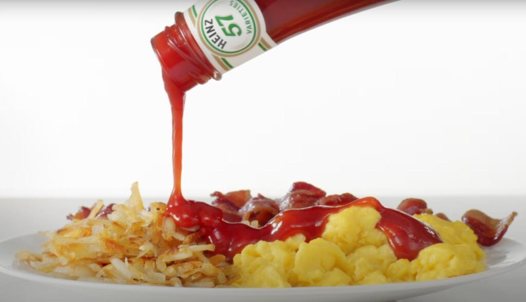Kétchup Heinz derramandose sobre un plato de comida