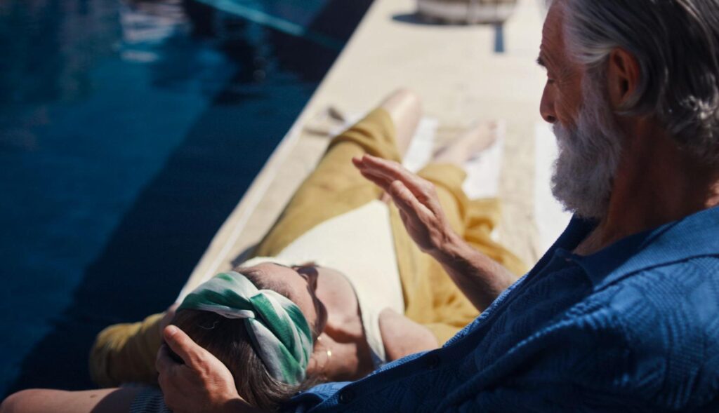 Un hombre tapa el sol con la mano de la cara de una mujer