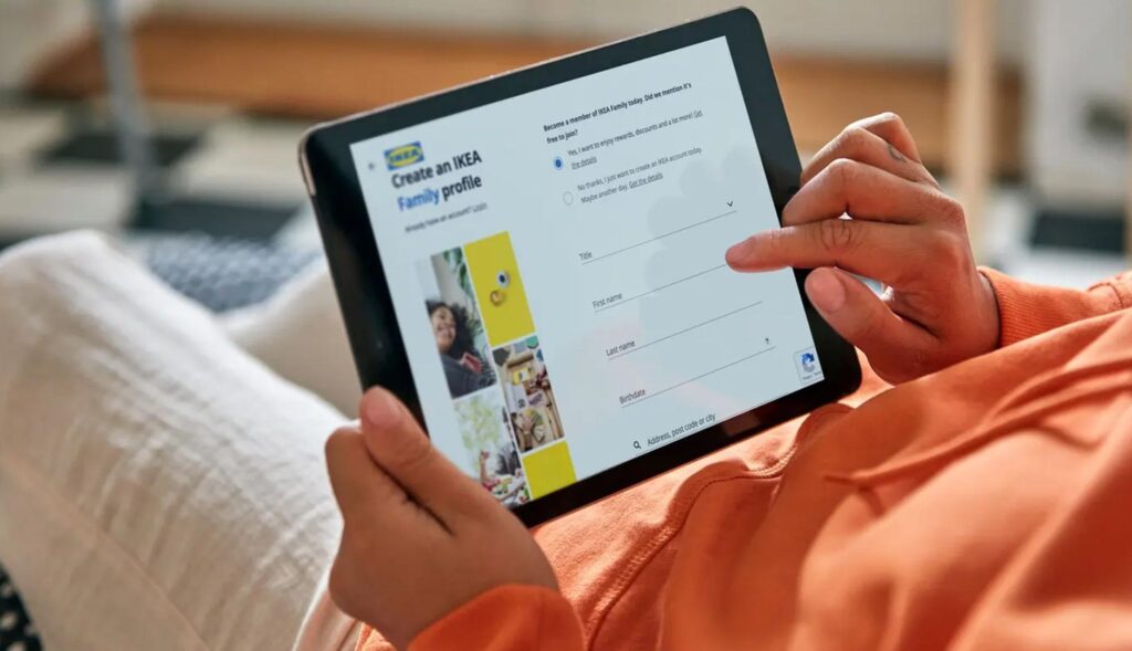 Una persona logueandose en la web de Ikea