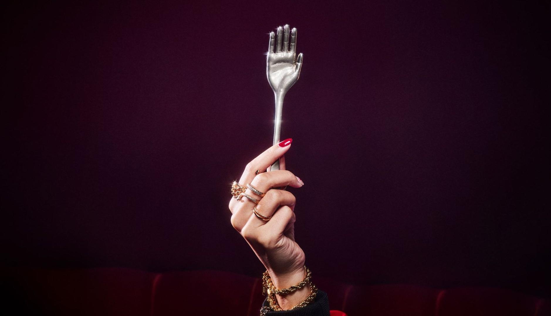 Tenedor con forma de mano