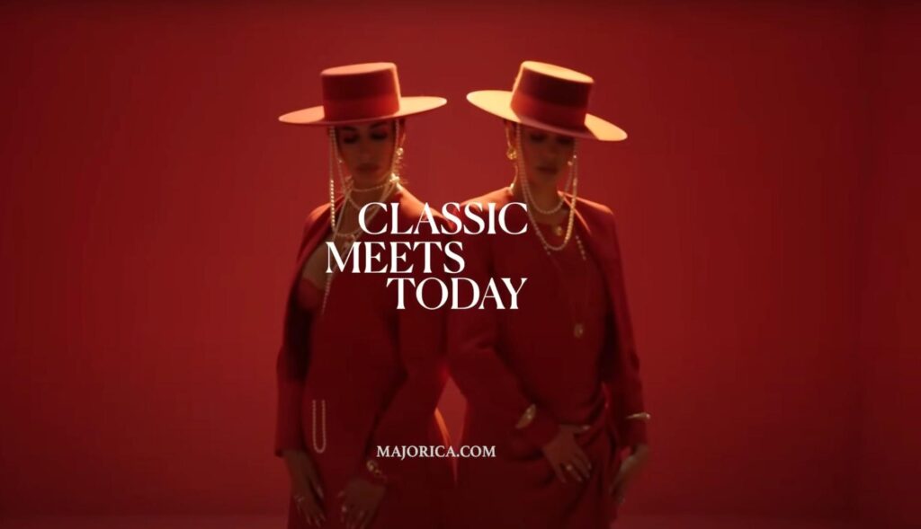 Dos mujeres vestidas de flamenca en un anuncio de Majorica