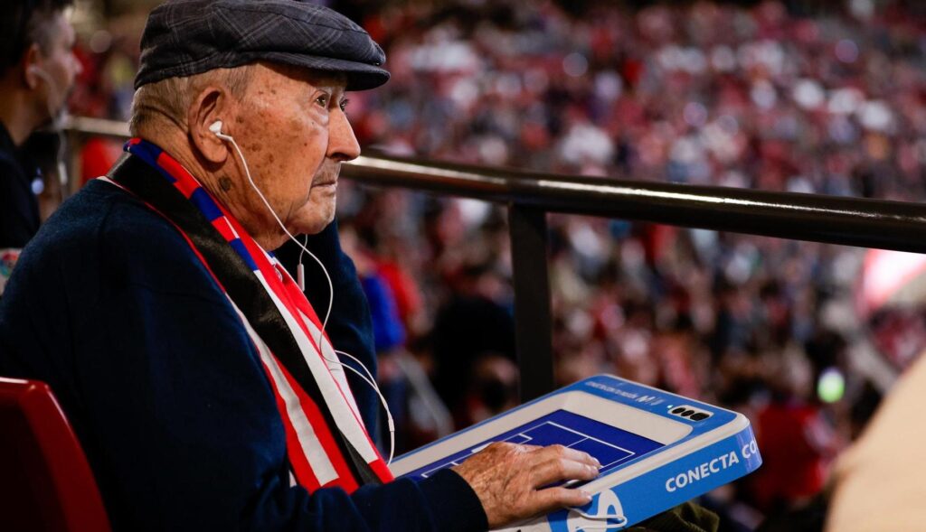 un aficionado mayor del atleti en el estadio
