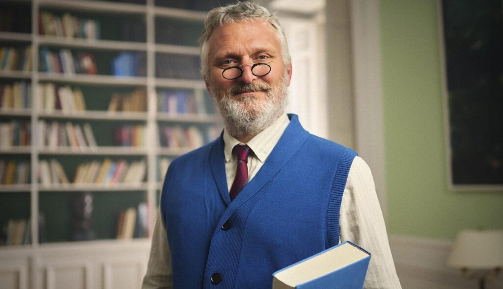 el protagonista del spot que es un hombre con apariencia de sueco llevando gafas