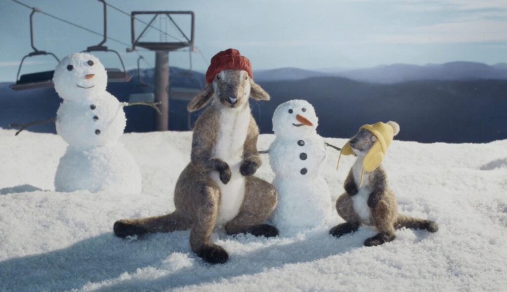 muñecos de nive junto a animales hechos de tela