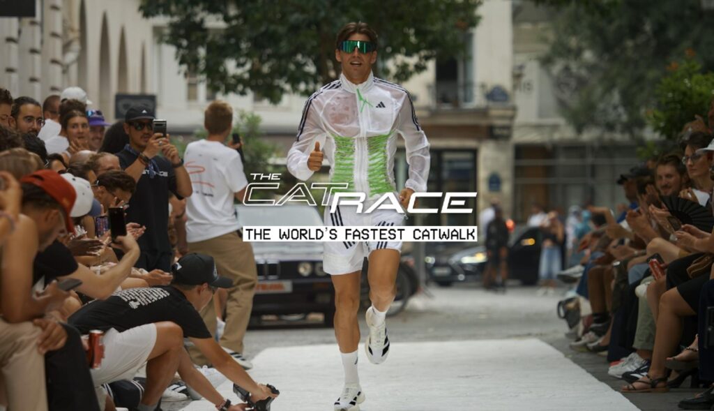 un hombre vestido de running desfilando por la pasarela de paris