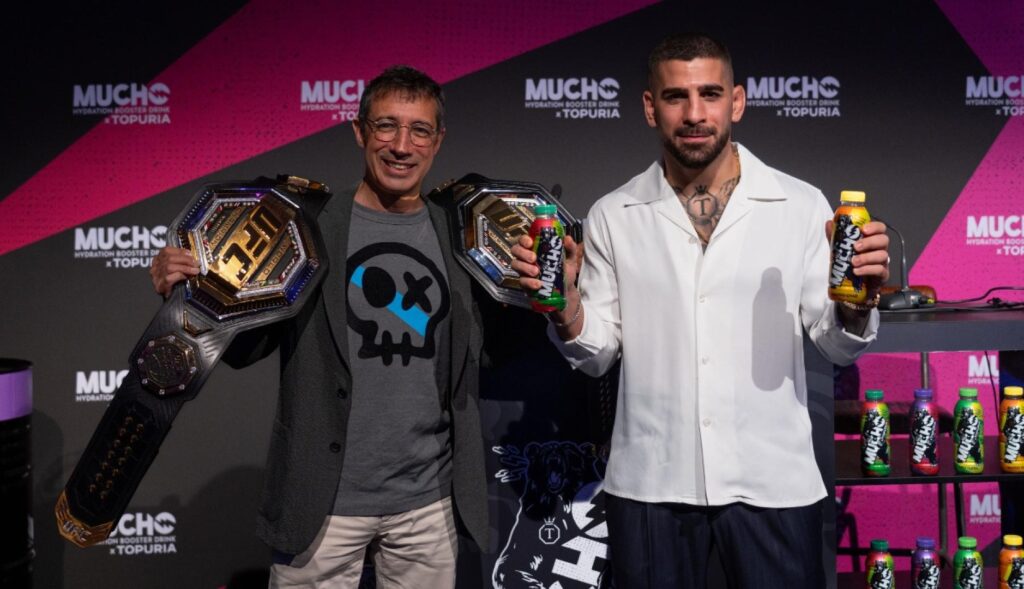 ilia topuria posando con la bebida en las manos