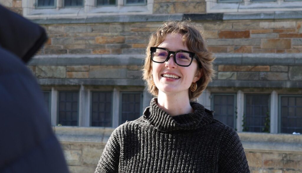 Chica con las gafas TranscribeGlass