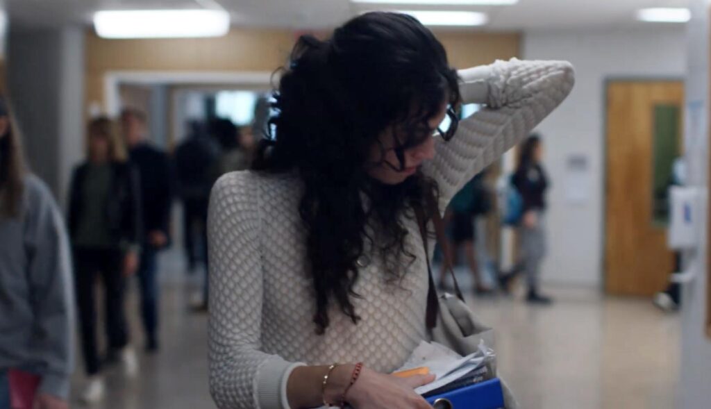 una chica oliendose la axila