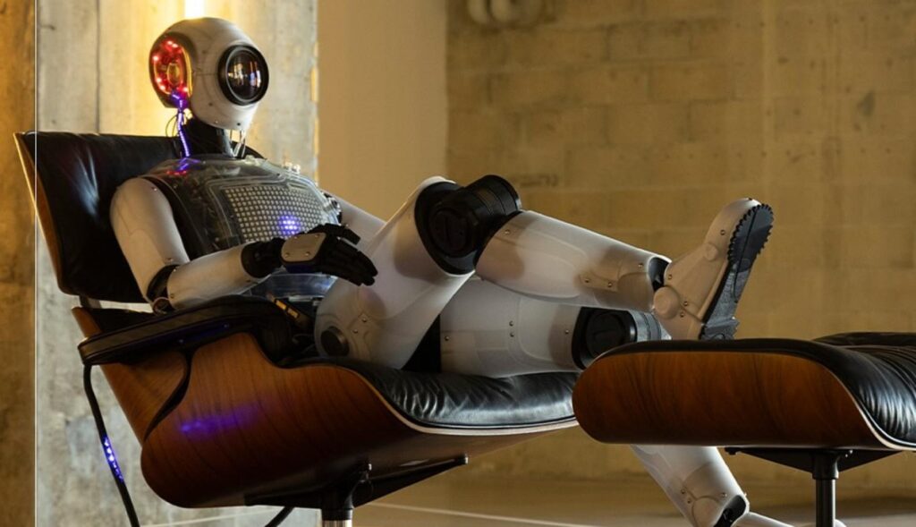 un robot sentado en un sillón viendo la televisión