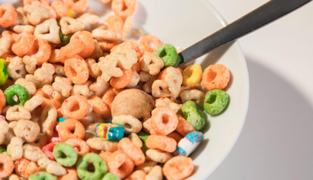 un bowl de cereales de colores