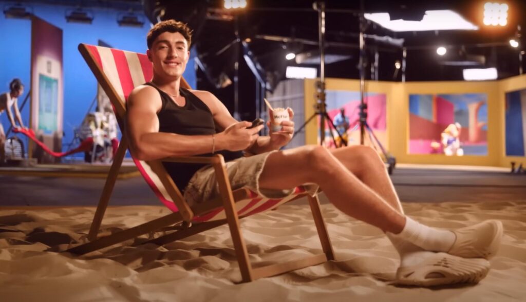 Plex sentado en una tumbona en un anuncio de McDonald's