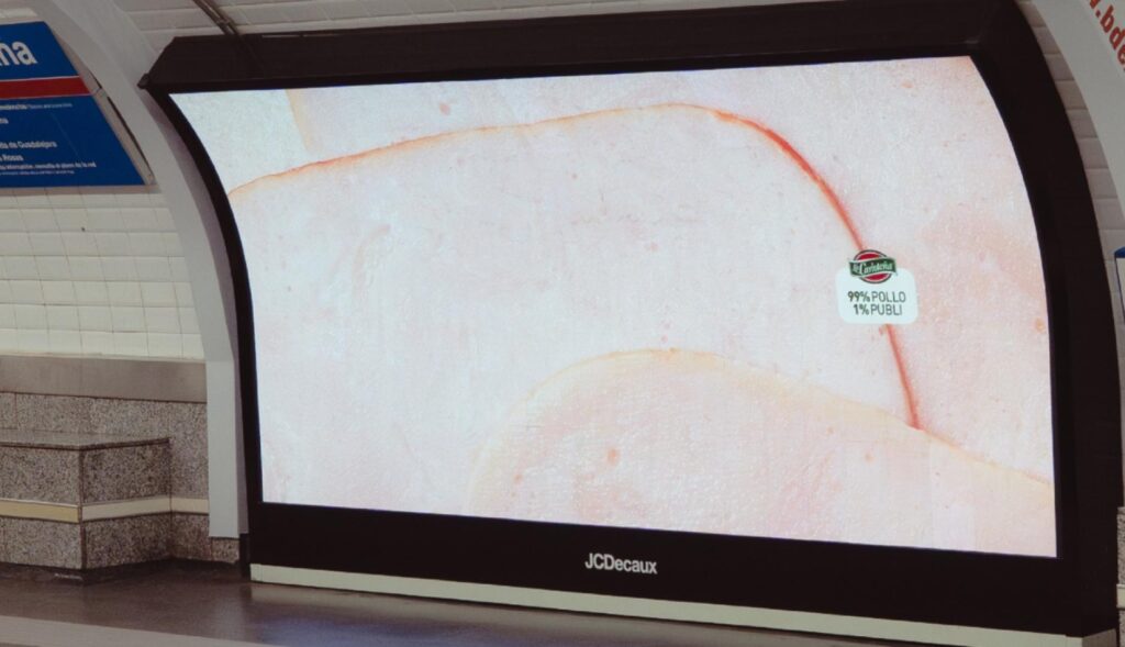 The Carloteña converts its 99% chicken into a manifesto of advertising honesty