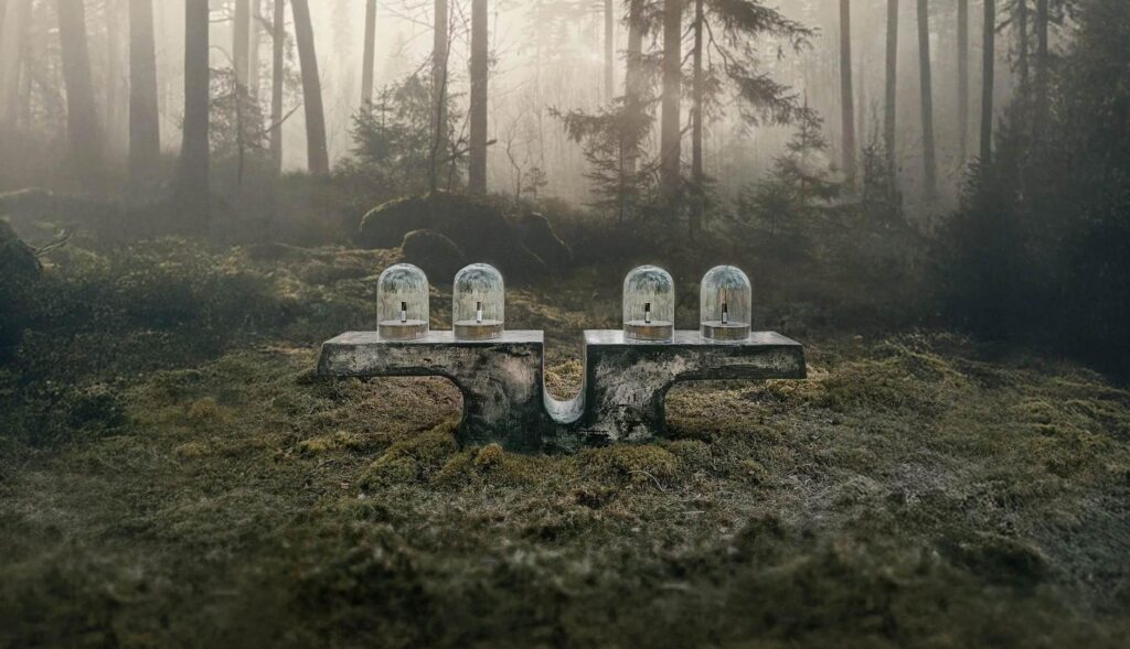 Pedestal en el bosque con fragancias metidas en urnas