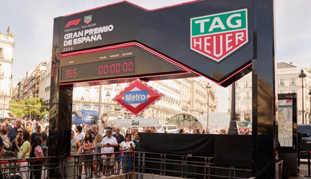 Reloj gigante de Tag Heuer en la Puerta del Sol