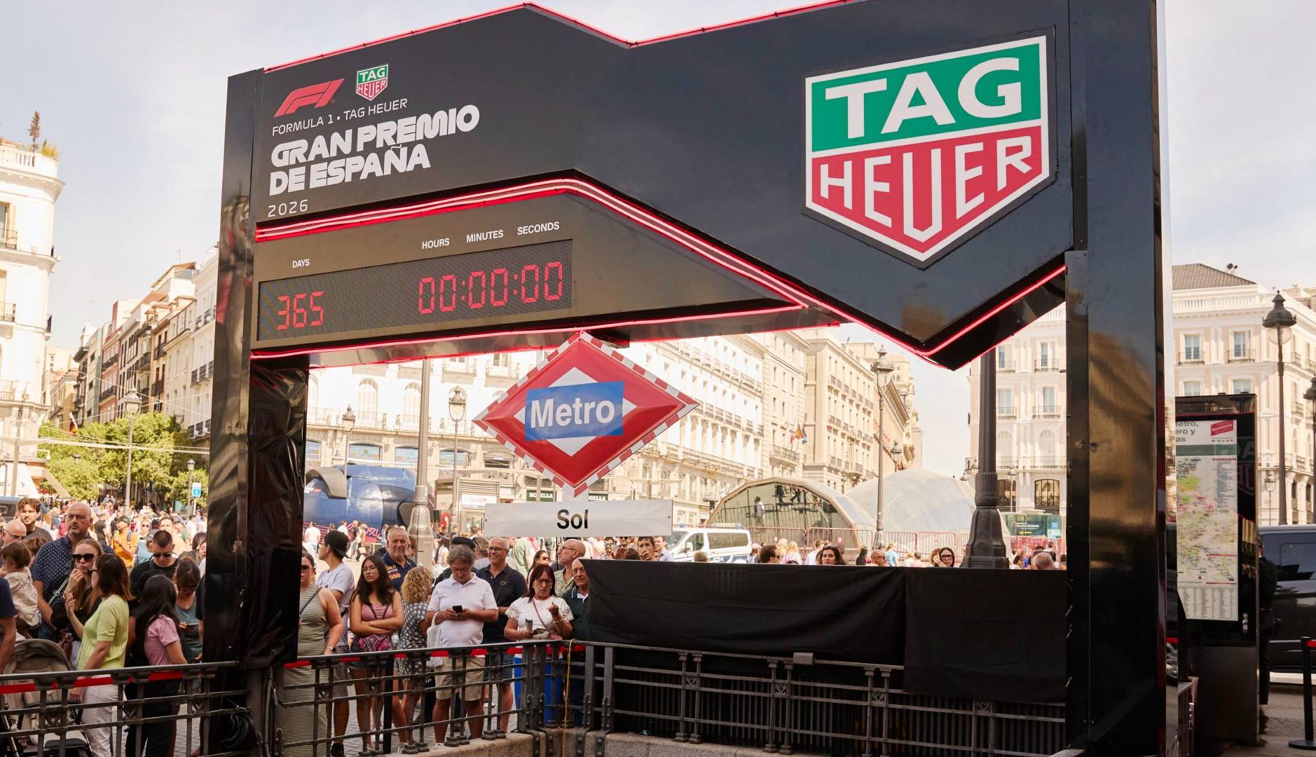 Reloj gigante de Tag Heuer en la Puerta del Sol