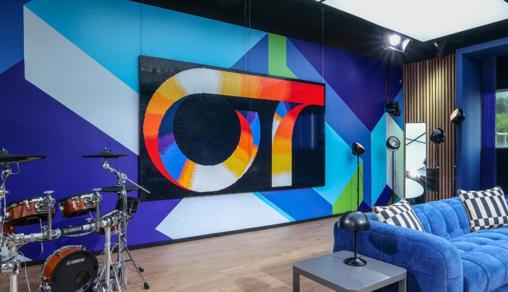 Mural del Lego en la academia de Operación Triunfo