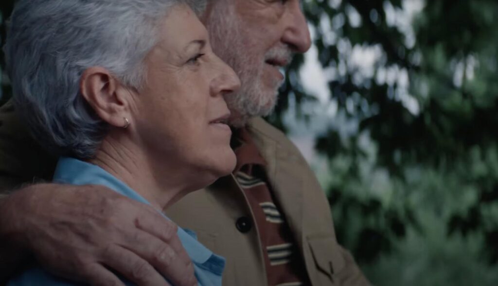 Un hombre y una mujer mayores miran al horizonte