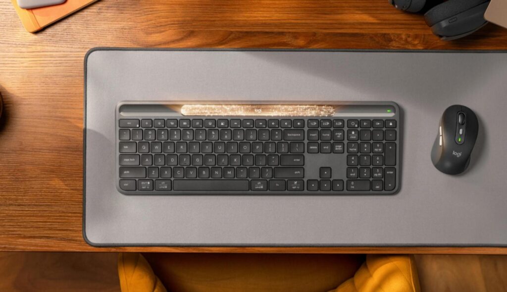 Teclado de Logitech sobre escritorio