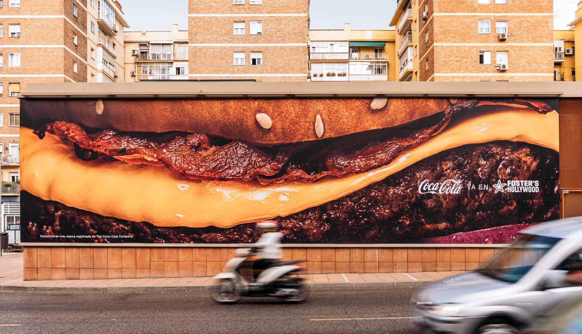 Lona de Foster's Hollywood que muestra una hamburguesa