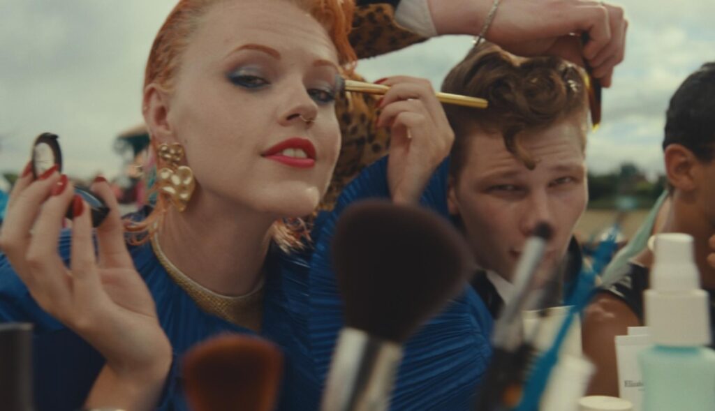 Una chica pelirroja maquillándose, es un frame del anuncio