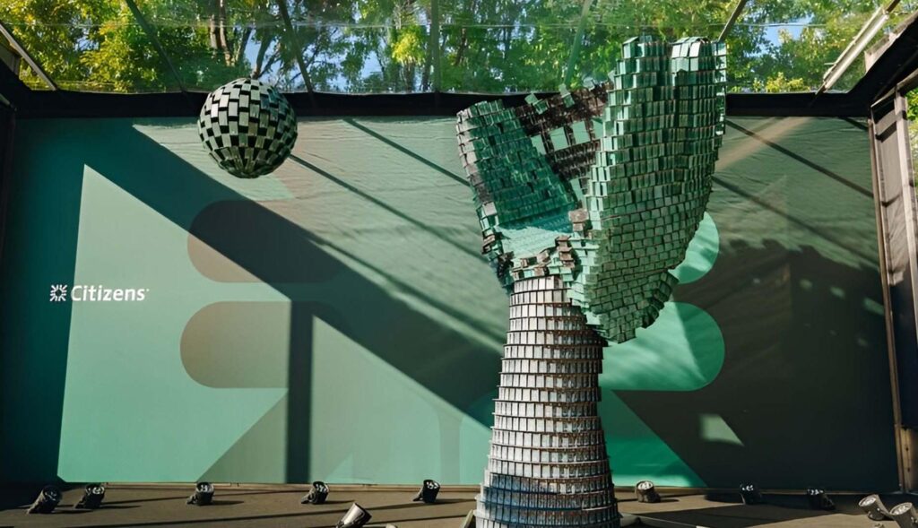 Guante de béisbol hecho con tarjetas de crédito