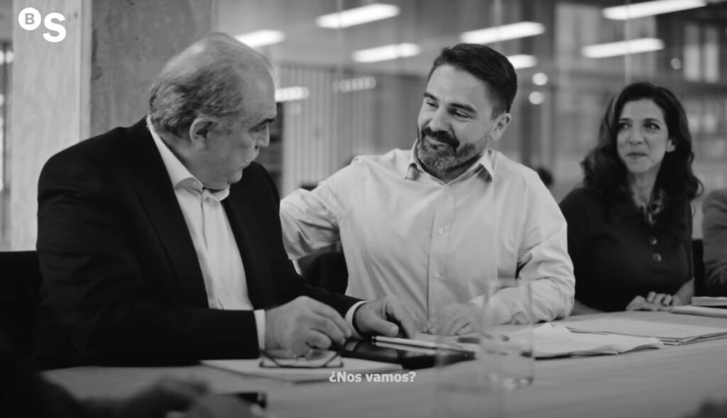 Imagen en blanco y negro de dos empresarios firmando un documento