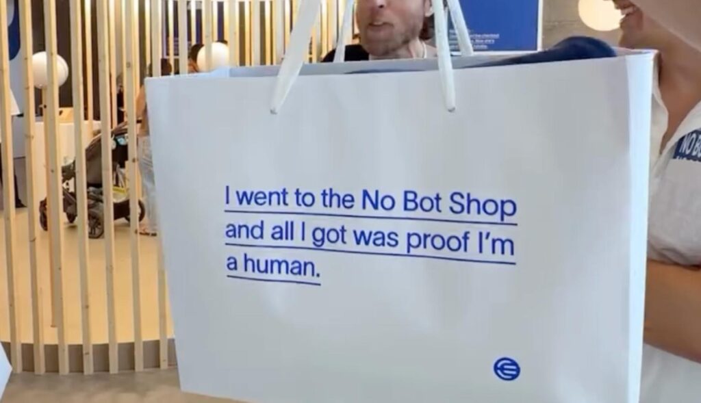 una bolsa de la tienda con la frase "fui a la no bot shop y todo lo que obtuve es una prueba de que soy humano"
