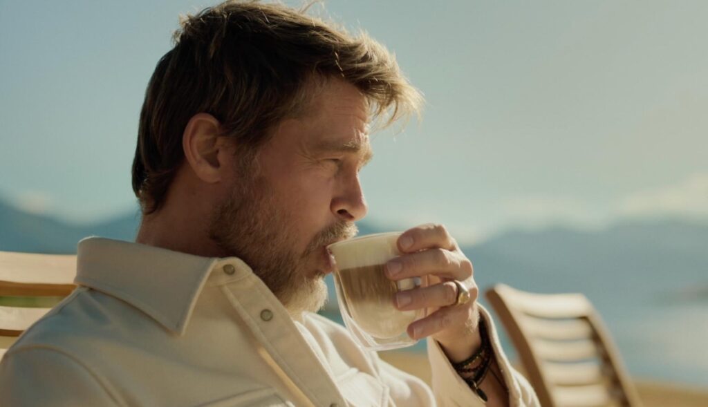 Brad Pitt bebiendo café