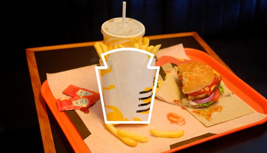 un envase de patatas fritas resaltado en su silueta para formar el logotipo de Heinz