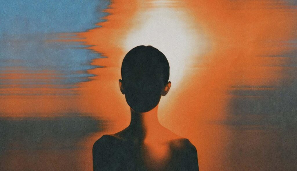 Silueta de mujer sobre fondo naranja