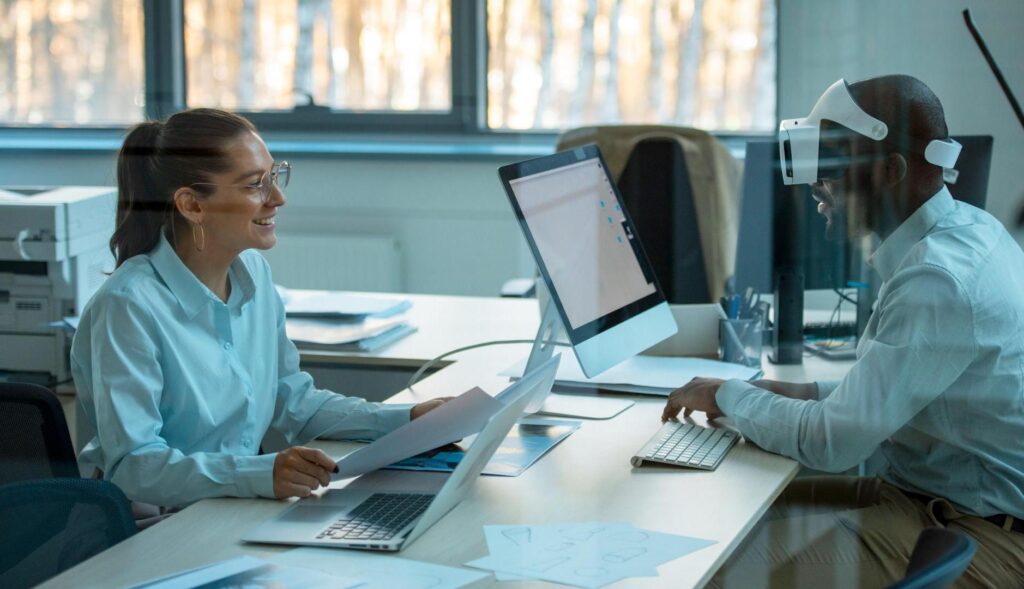 Trabajadores en oficina con gafas de realidad virtual