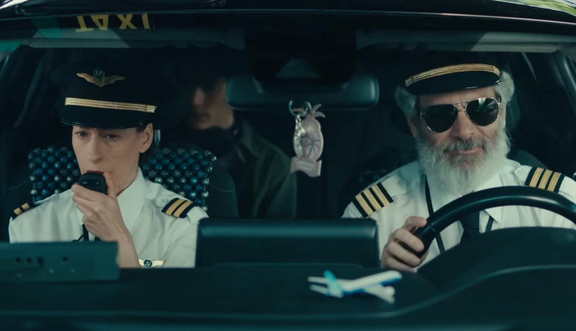 Pilotos de avión conduciendo un coche