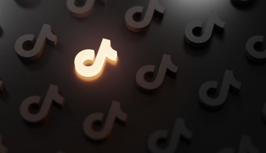 Logotipo de TikTok iluminado como una bombilla