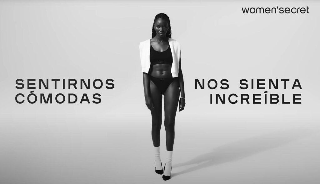 Chica en ropa deportiva y tacones en blanco y negro