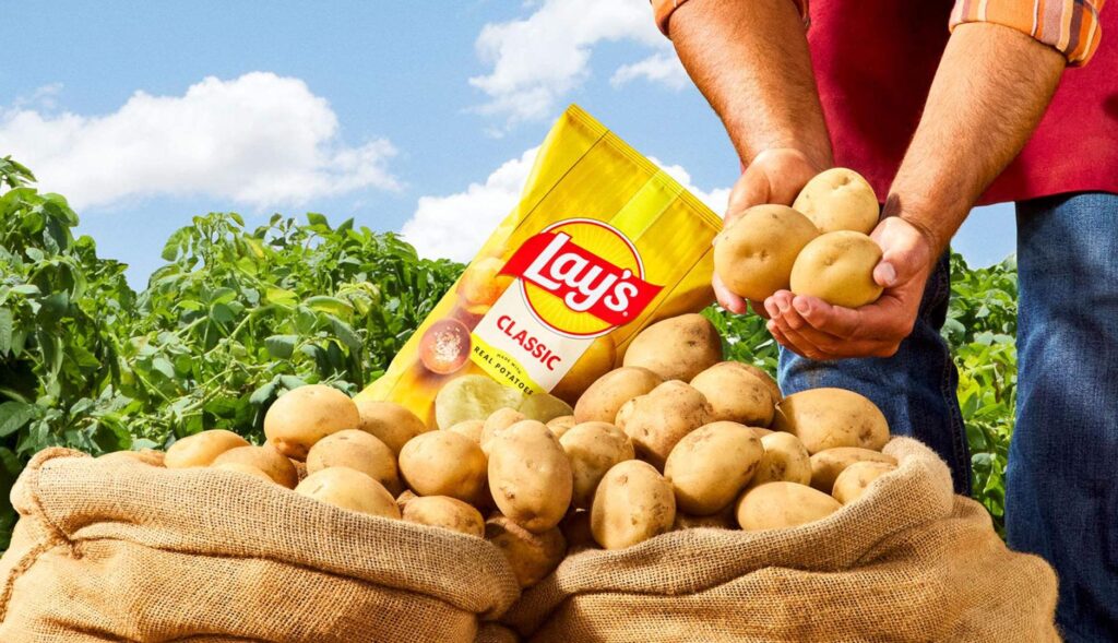 Bolsa de patatas fritas Lays en un saco de patatas