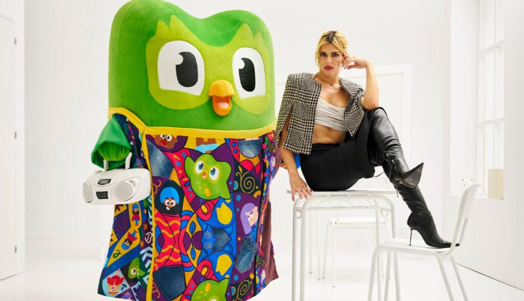 Samantha Hudson junto al buho de Duolingo