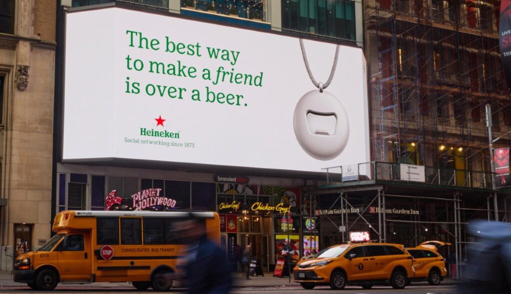 un cartel con la campaña de Heineken y el texto: La mejor manera de hacer un amigo es con una cerveza