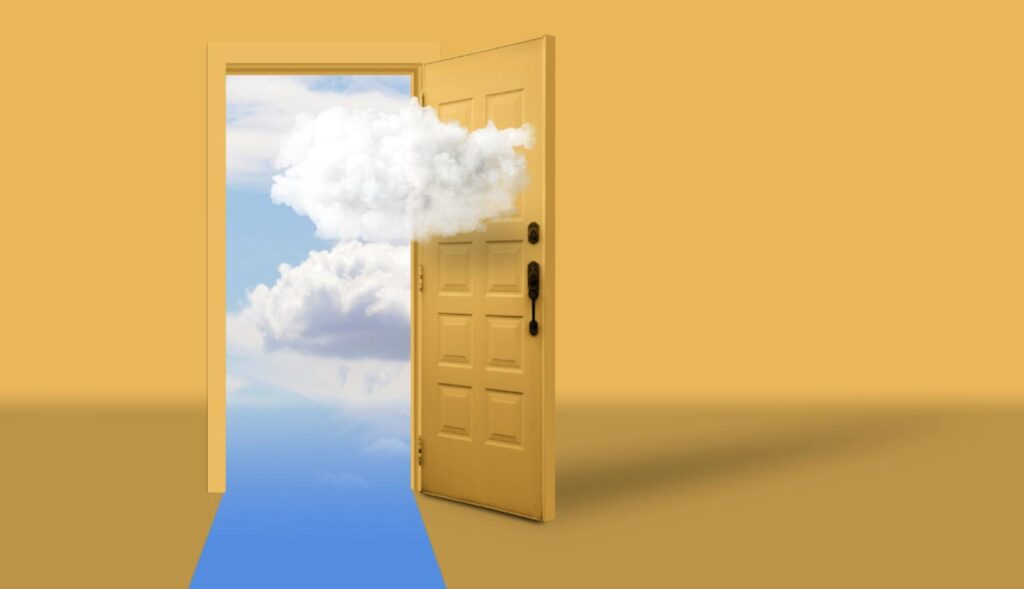 una puerta amarilla abierta a un cielo azul con nubes blancas