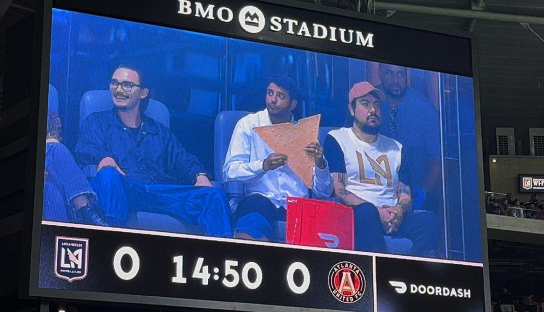 Carlos Vela comiendo un Dorito gigante en la cámara del estadio