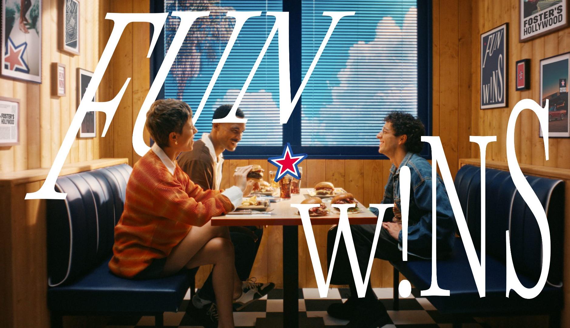 Tres amigos comiendo en un restaurante Foster's Hollywood