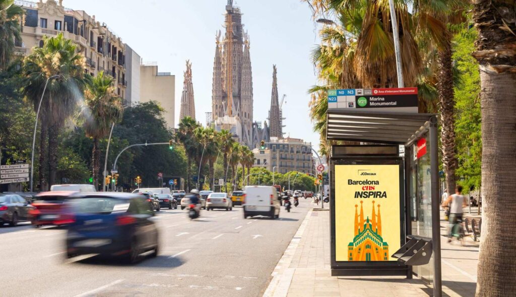 Publicidad en una marquesina en Barcelona