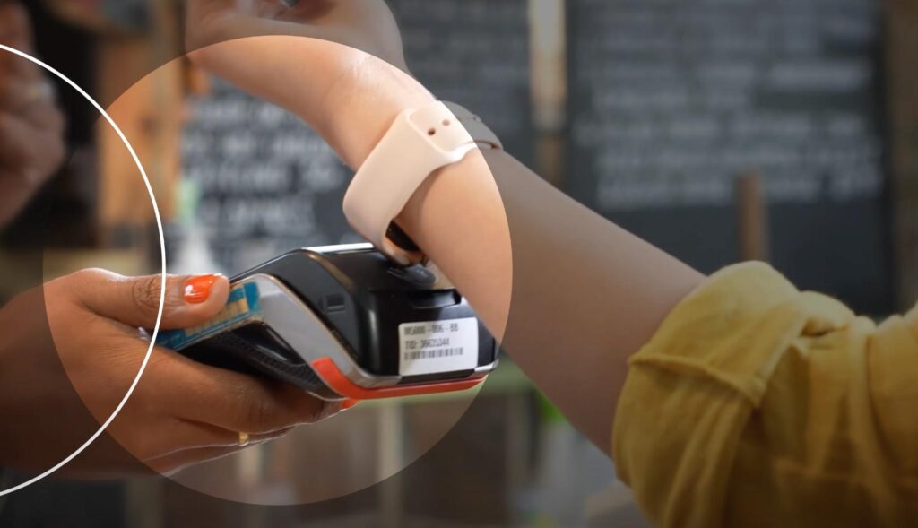 Una mujer pagando con un reloj inteligente